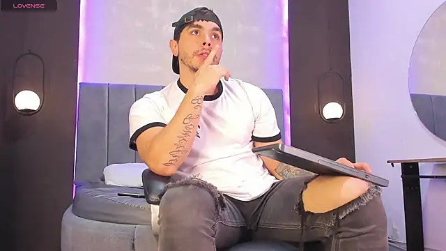 Liam walk  online show from November 10, 2025, 8:03 pm