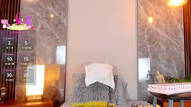 Emma hunter  online show from October 20, 2025, 3:52 am