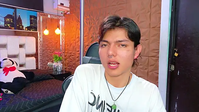 Snapshot of alandelrey57 chatting on September 18, 2025, 5:43 am alandelrey57 online show from September 18, 2025, 5:43 am