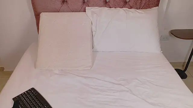 sophiacuttee online show from February 5, 2026, 12:45 pm