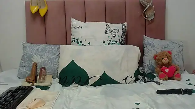 RoundaAssx22 online show from October 8, 2025, 3:02 pm