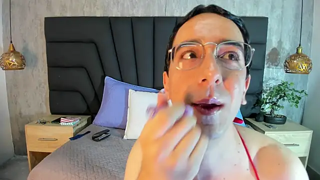 Snapshot of Lauran_Xe chatting on October 29, 2025, 11:42 am Lauran Xe online show from October 29, 2025, 11:42 am