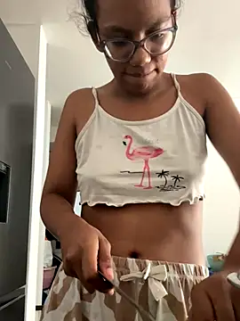 Valen1800 online show from November 5, 2025, 4:43 pm