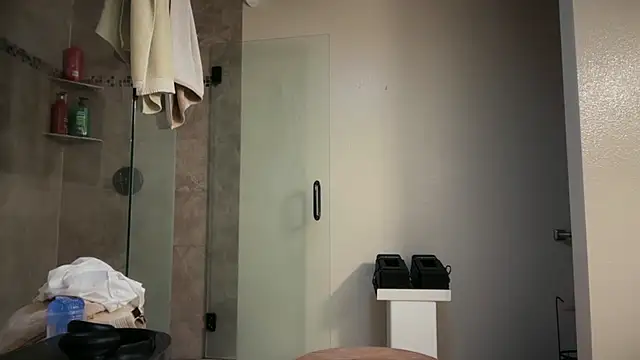 DERTYLAY online show from November 6, 2025, 11:42 pm