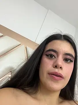 CoralineRusso1 online show from November 19, 2025, 6:35 am