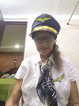 Snapshot of MaryeLunna chatting on May 27, 2026, 11:12 pm MaryeLunna online show from May 27, 2026, 11:12 pm