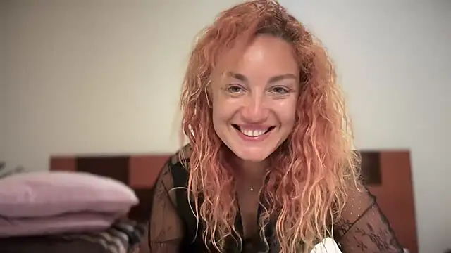 Reddgiirl online show from April 12, 2026, 4:21 pm