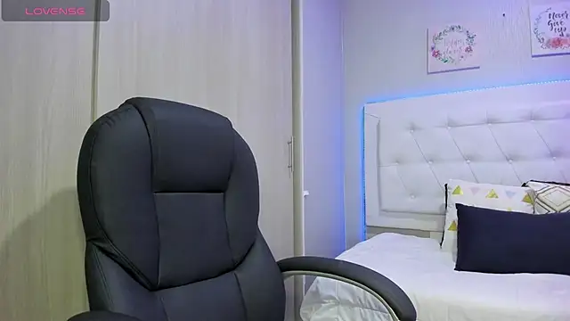 andrea  hills online show from October 20, 2025, 7:03 pm