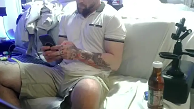 Luv2SuckBWC92 online show from November 6, 2025, 11:31 pm