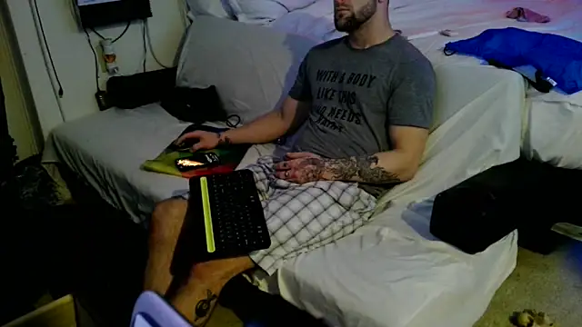 Luv2SuckBWC92 online show from October 19, 2025, 3:42 am