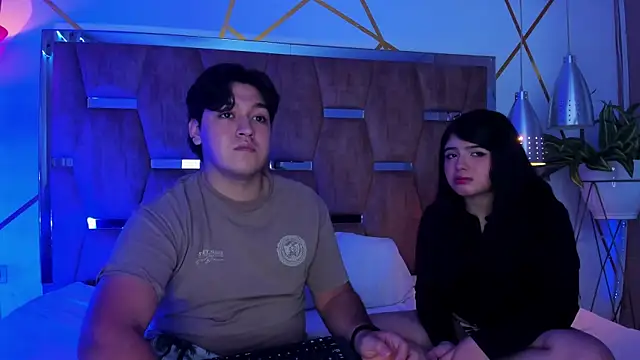 Snapshot of EmilyANDrew_ chatting on November 13, 2025, 5:00 am EmilyANDrew online show from November 13, 2025, 5:00 am