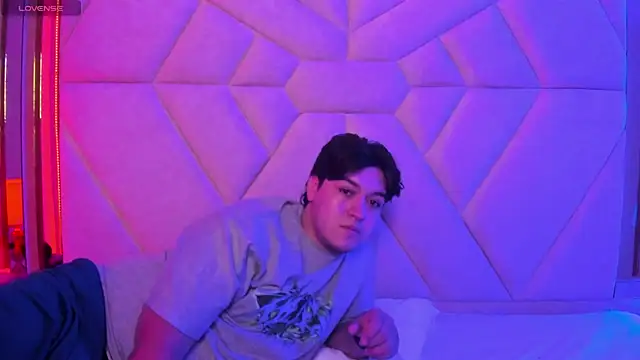 Snapshot of EmilyANDrew_ chatting on November 10, 2025, 4:50 am EmilyANDrew online show from November 10, 2025, 4:50 am