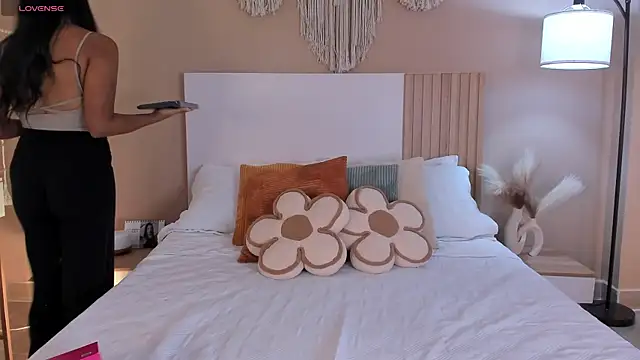 Camila Bustamante online show from April 17, 2026, 3:15 pm