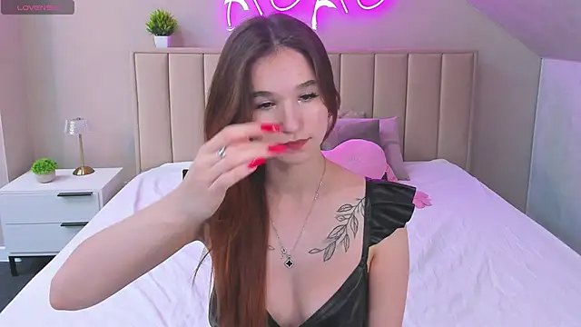 Snapshot of Eva_Hollowey chatting on October 7, 2025, 9:32 am Eva Hollowey online show from October 7, 2025, 9:32 am