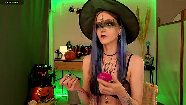 violetesa online show from October 28, 2025, 2:05 pm