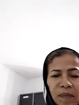 Snapshot of Merybeks chatting on November 11, 2025, 10:32 am Merybeks online show from November 11, 2025, 10:32 am