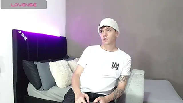 Matteo12  online show from March 17, 2026, 2:03 am