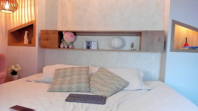 Emilly Beaumont online show from February 24, 2026, 1:34 pm