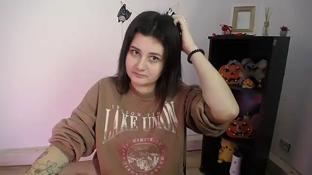 Katrin kiss  online show from November 12, 2025, 12:42 pm