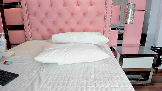 Snapshot of LiliCarterm chatting on November 8, 2025, 11:30 pm LiliCarterm online show from November 8, 2025, 11:30 pm