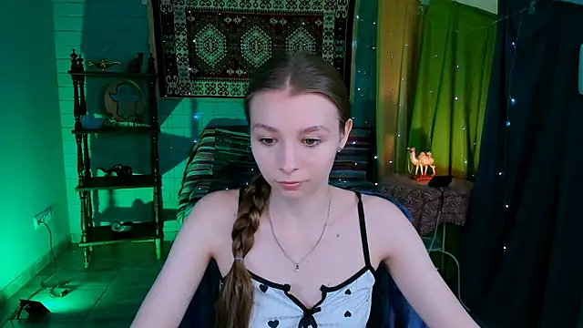 Snapshot of JulieDaniel chatting on June 2, 2026, 8:03 am JulieDaniel online show from June 2, 2026, 8:03 am