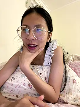 Snapshot of Lil-Gi chatting on November 8, 2025, 5:05 pm Lil-Gi online show from November 8, 2025, 5:05 pm