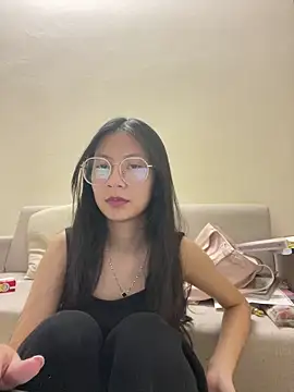 Snapshot of Lil-Gi chatting on November 13, 2025, 4:00 pm Lil-Gi online show from November 13, 2025, 4:00 pm