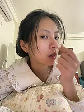 Snapshot of Lil-Gi chatting on November 28, 2025, 3:23 pm Lil-Gi online show from November 28, 2025, 3:23 pm