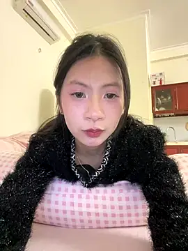 Snapshot of Lil-Gi chatting on November 10, 2025, 6:13 pm Lil-Gi online show from November 10, 2025, 6:13 pm
