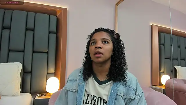 Snapshot of LisaMendez chatting on February 17, 2026, 3:48 am LisaMendez online show from February 17, 2026, 3:48 am