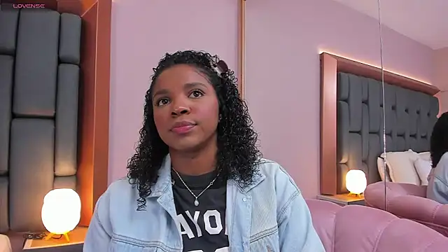 Snapshot of LisaMendez chatting on February 25, 2026, 3:40 am LisaMendez online show from February 25, 2026, 3:40 am