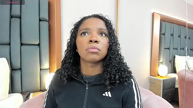 Snapshot of LisaMendez chatting on February 4, 2026, 4:07 am LisaMendez online show from February 4, 2026, 4:07 am