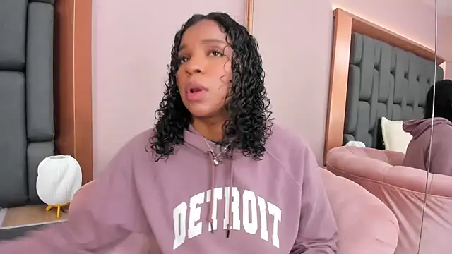 LisaMendez online show from November 6, 2025, 3:54 am