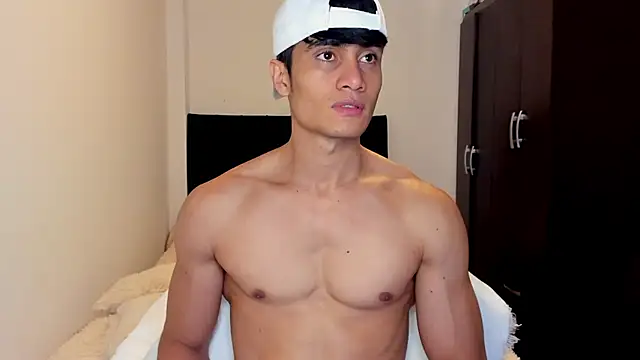 stylish men online show from September 25, 2025, 3:51 pm
