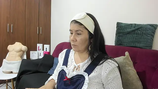 kiraGeiner online show from December 1, 2025, 1:06 am