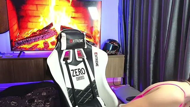 laxyflaxyy online show from November 12, 2025, 2:04 am