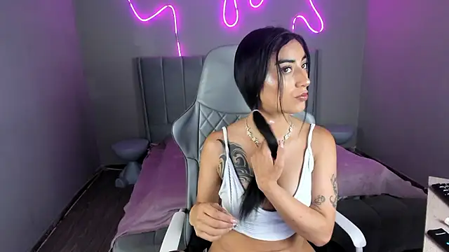 Emma and Issac online show from February 25, 2026, 9:14 pm