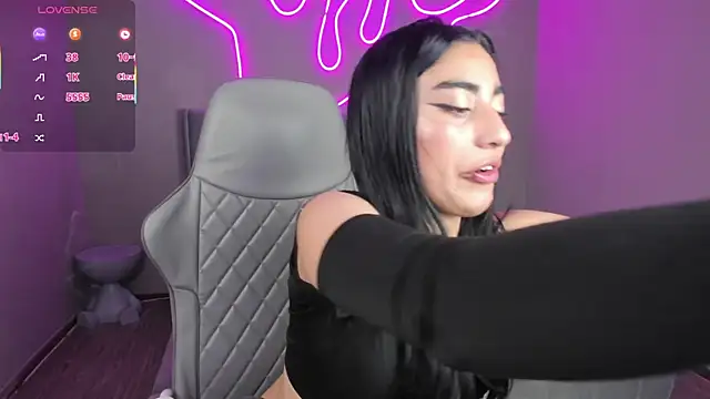 Snapshot of Emma_and_Issac chatting on September 15, 2025, 4:02 am Emma and Issac online show from September 15, 2025, 4:02 am