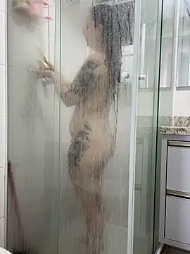 yumi-hot online show from April 15, 2026, 4:44 pm