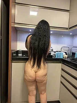 yumi-hot online show from July 17, 2026, 9:01 pm