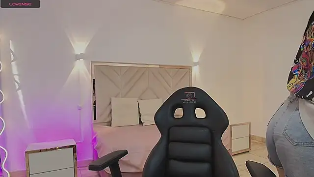 Violet tay1 online show from October 19, 2025, 11:46 am