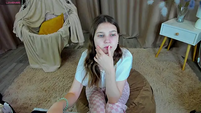 Elle Ellise online show from October 28, 2025, 7:29 am