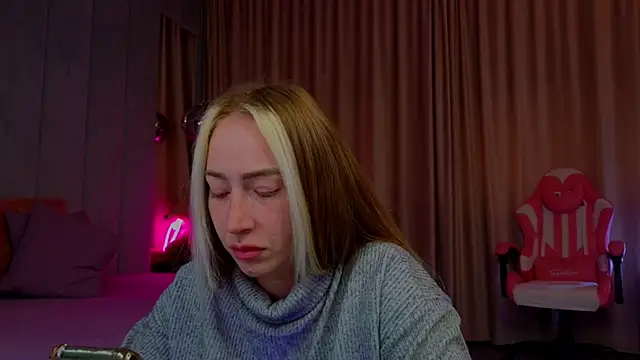 Snapshot of Reina_Cummings chatting on October 8, 2025, 6:26 am Reina Cummings online show from October 8, 2025, 6:26 am