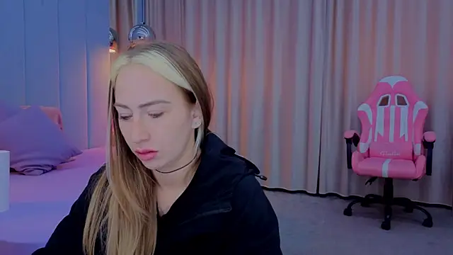 Snapshot of Reina_Cummings chatting on November 10, 2025, 7:24 am Reina Cummings online show from November 10, 2025, 7:24 am