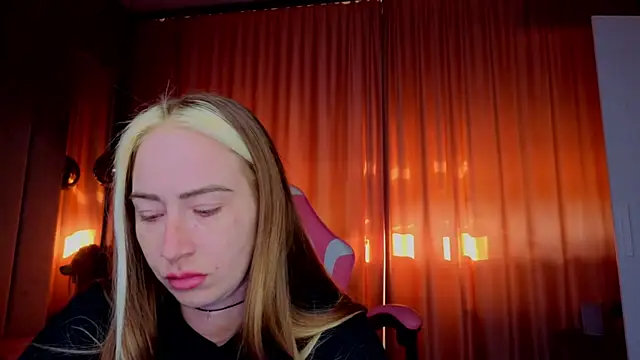 Snapshot of Reina_Cummings chatting on November 1, 2025, 7:02 am Reina Cummings online show from November 1, 2025, 7:02 am