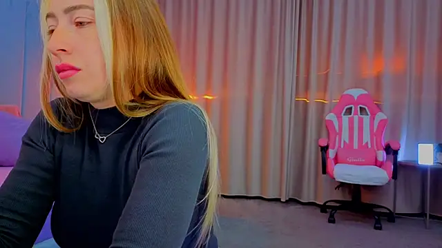 Snapshot of Reina_Cummings chatting on October 20, 2025, 6:04 am Reina Cummings online show from October 20, 2025, 6:04 am