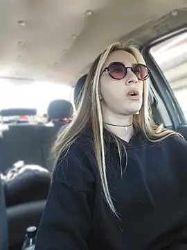 Reina Cummings online show from April 6, 2026, 8:59 am