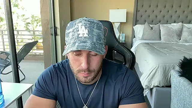 brettmycles28 online show from October 29, 2025, 10:20 pm