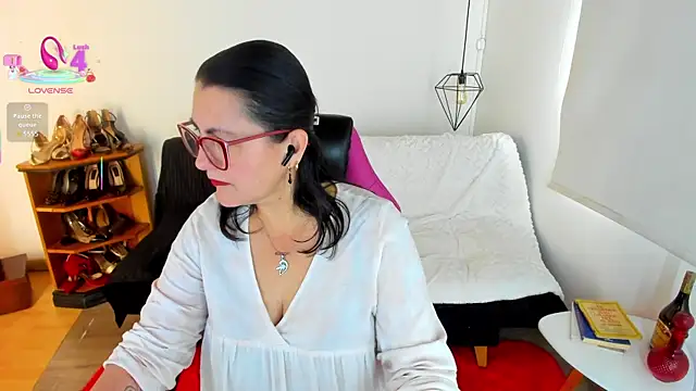 D Martii online show from October 28, 2025, 1:43 pm