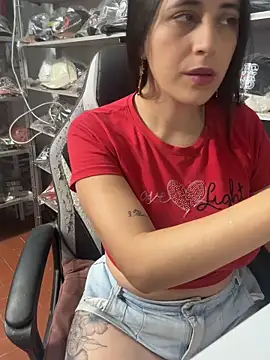 GiaDuque online show from October 8, 2025, 11:56 am